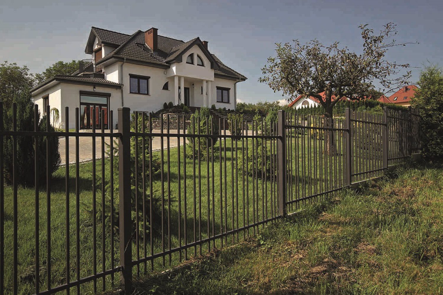 Klasycznie czy nowocześnie – jak dobrać ogrodzenie do architektury budynku?
